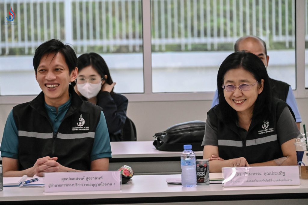 (ซ้าย-ขวา) นายปณตสรรค์ สูจยานนท์ ผู้อำนวยการกองบริการงานอนุญาตโรงงาน 1, นางสาวปัทมวรรณ คุณประเสริฐ ผู้อำนวยการกองส่งเสริมเทคโนโลยีสิ่งแวดล้อมโรงงาน