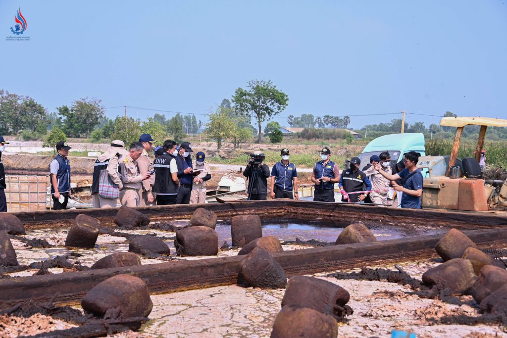 อธิบดีกรมโรงงานฯ นำทีม ตรวจสอบการลักลอบนำกรดเฟอร์ริคคลอไรด์ ไปแยกโลหะมีค่าในพื้นที่สุพรรณบุรี