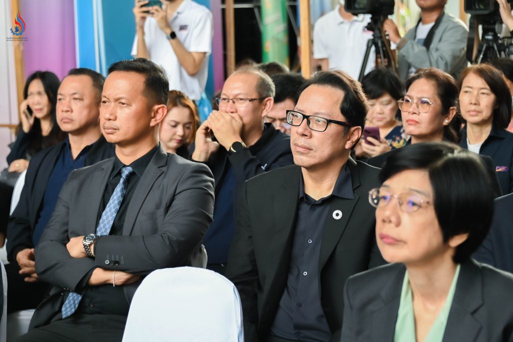 (ซ้าย-ขวา) นายธีรทัศน์ อิศรางกูร ณ อยุธยา ผู้อำนวยการศูนย์เทคโนโลยีสารสนเทศและการสื่อสาร และ นายภัทรพล ลิ้มภักดี ผู้อำนวยการกองบริการงานอนุญาตโรงงาน 2