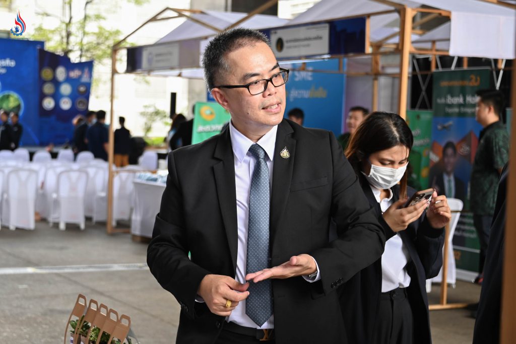 นายอำนาจ เหมะสถล ผู้อำนวยการสำนักงานทะเบียนเครื่องจักรกลาง เป็นสักขีพยาน