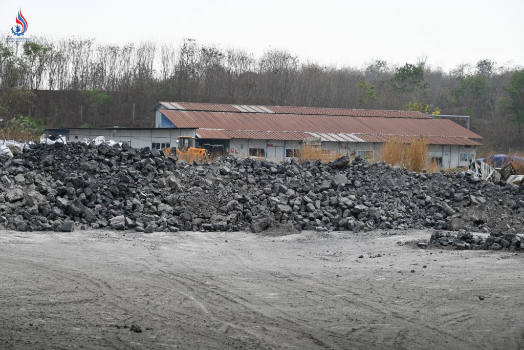 รองอธิบดีกรมโรงงานฯ นำทีมตรวจสอบโรงงานที่อาจเชื่อมโยงกับการลักลอบทิ้งกากอุตสาหกรรมสุพรรณบุรี