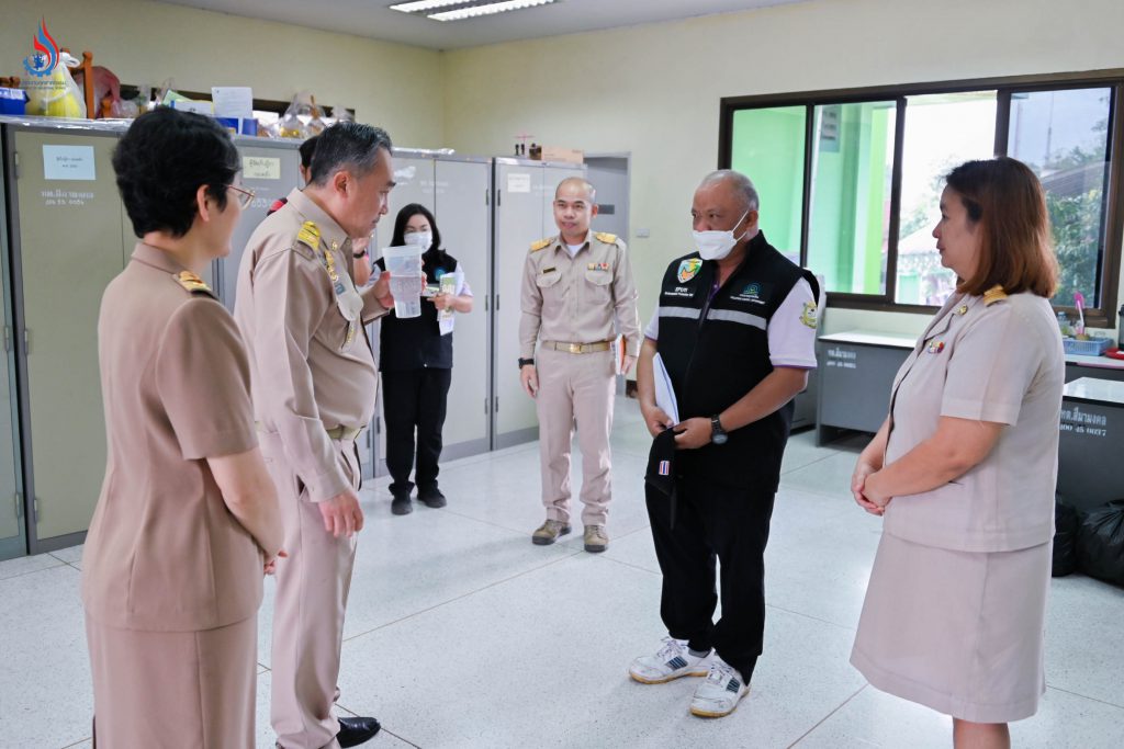 อธิบดีกรมโรงงานฯ ตรวจสอบน้ำบาดาลที่มีกลิ่นสารเคมี