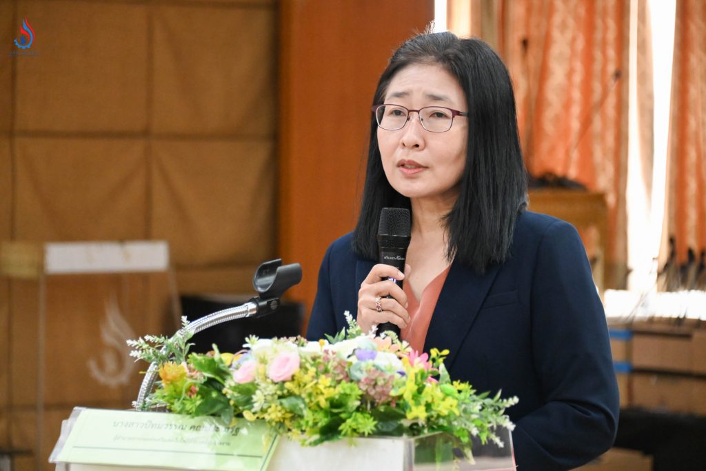 นางสาวปัทมวรรณ คุณประเสริฐ ผู้อำนวยการกองส่งเสริมเทคโนโลยีสิ่งแวดล้อมโรงงาน กล่าวรายงานวัตถุประสงค์โครงการฯ 