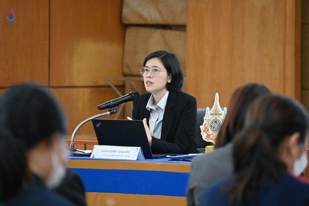 คุณกฤตติกา ยุวนะเตมีย์ จากสำนักงานคณะกรรมการกฤษฎีกา เป็นวิทยากร