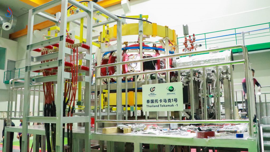 เครื่องควบคุมพลาสมาอุณหภูมิสูง หรือ เครื่องโทคาแมค (Tokamak) 