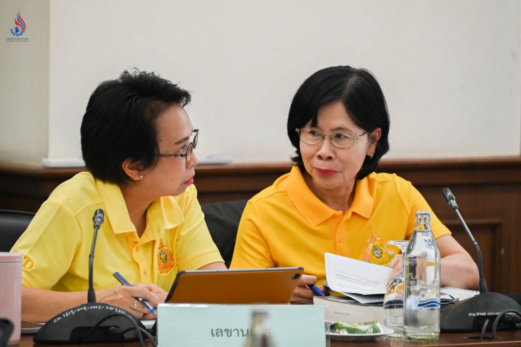 (ซ้าย-ขวา) นางสาวปรีญาพร สุวรรณเกษ อธิบดีกรมควบคุมมลพิษ ทำหน้าที่ฝ่ายเลขานุการ และ นางกัญชลี นาวิกภูมิ รองอธิบดีกรมควบคุมมลพิษ