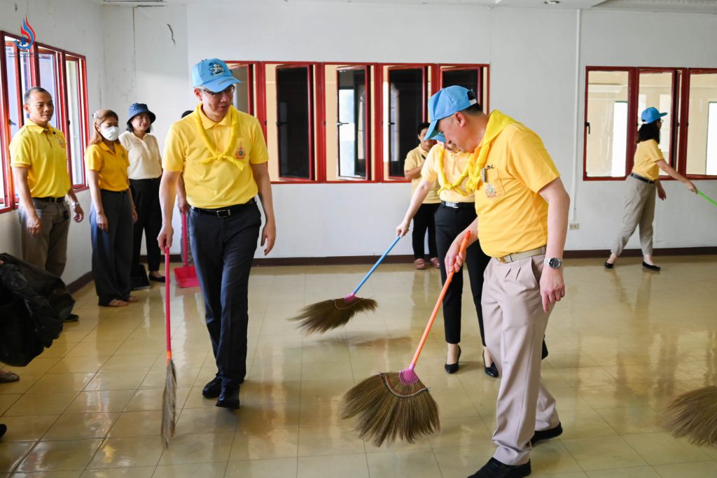 ผู้บริหารกระทรวงอุตสาหกรรมร่วมทำความสะอาดพื้นที่สาธารณะ (อาคารนารายณ์) 