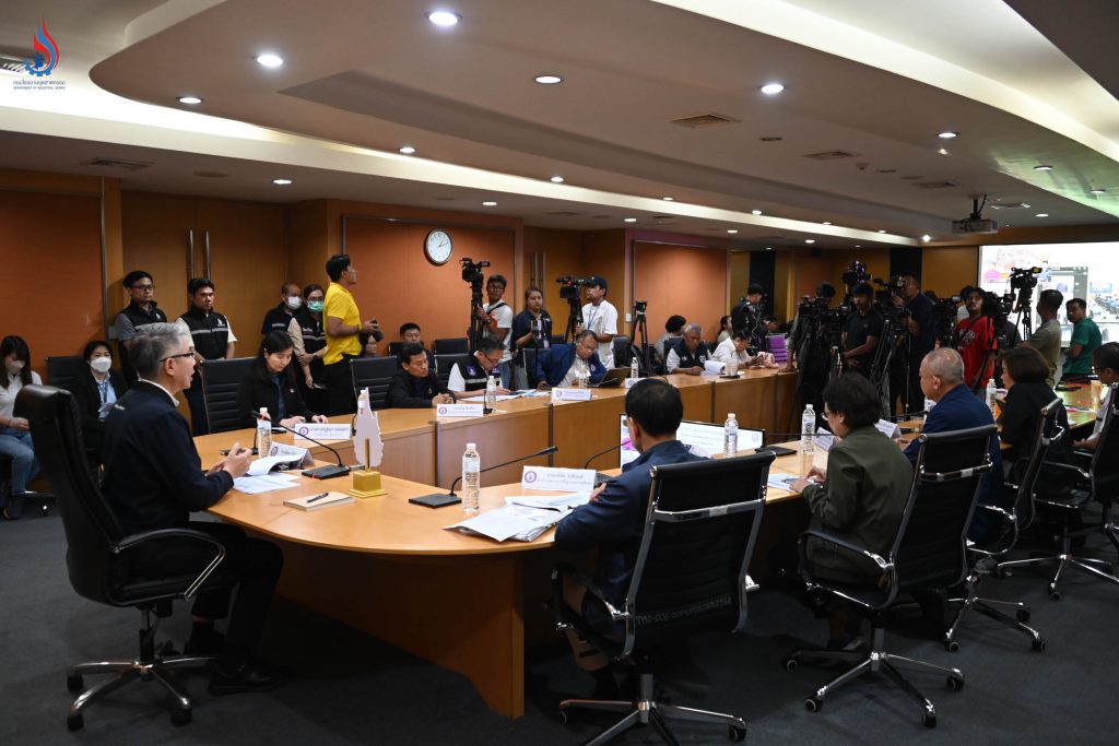 อธิบดีกรมโรงงานฯ ร่วมแถลงข่าว การเตรียมการขนย้ายกากตะกอนแร่แคดเมียม และการจำลองการขนย้ายเหมือนสถานการณ์จริง"