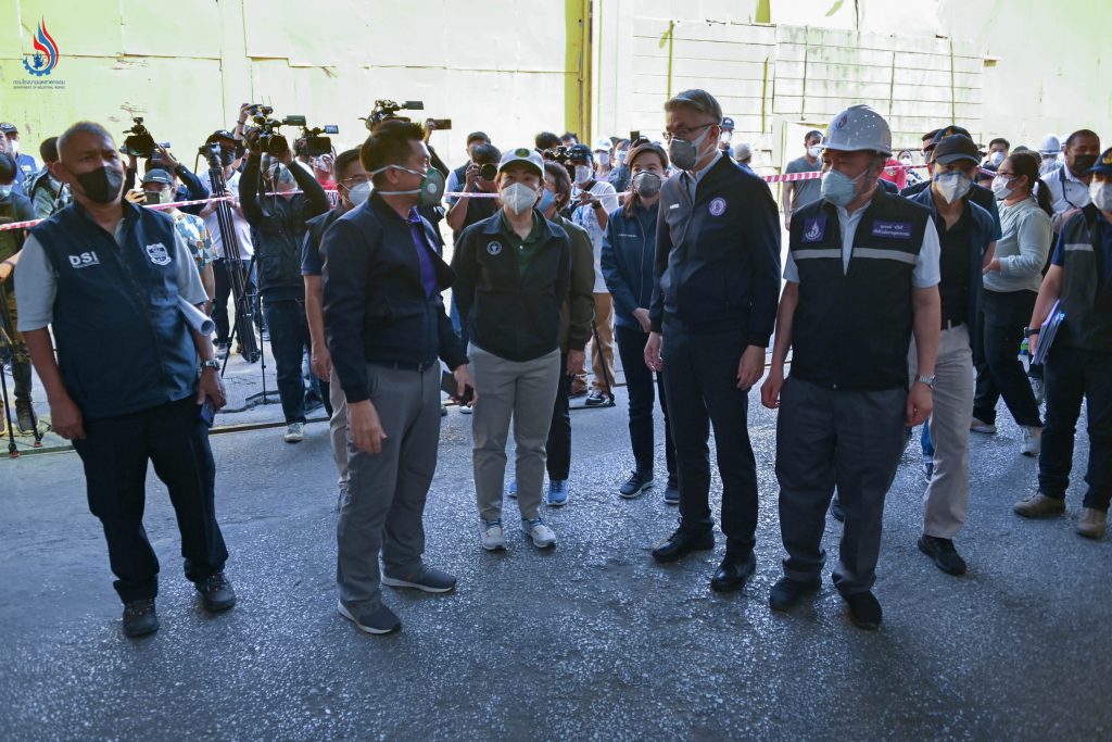 อธิบดีกรมโรงงานฯ ร่วมแถลงข่าว การเตรียมการขนย้ายกากตะกอนแร่แคดเมียม และการจำลองการขนย้ายเหมือนสถานการณ์จริง"