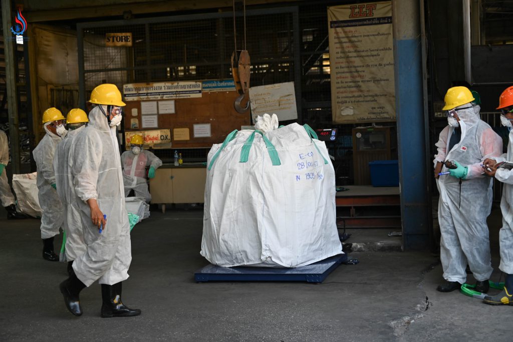 อธิบดีกรมโรงงานฯ ร่วมแถลงข่าว การเตรียมการขนย้ายกากตะกอนแร่แคดเมียม และการจำลองการขนย้ายเหมือนสถานการณ์จริง"