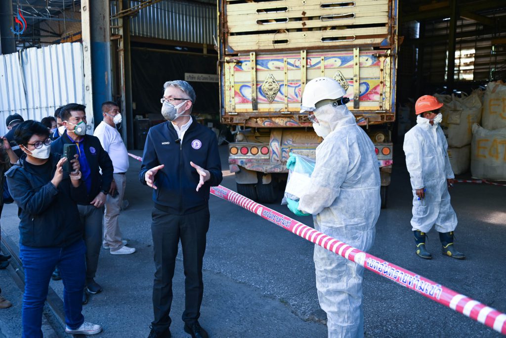 อธิบดีกรมโรงงานฯ ร่วมแถลงข่าว การเตรียมการขนย้ายกากตะกอนแร่แคดเมียม และการจำลองการขนย้ายเหมือนสถานการณ์จริง"