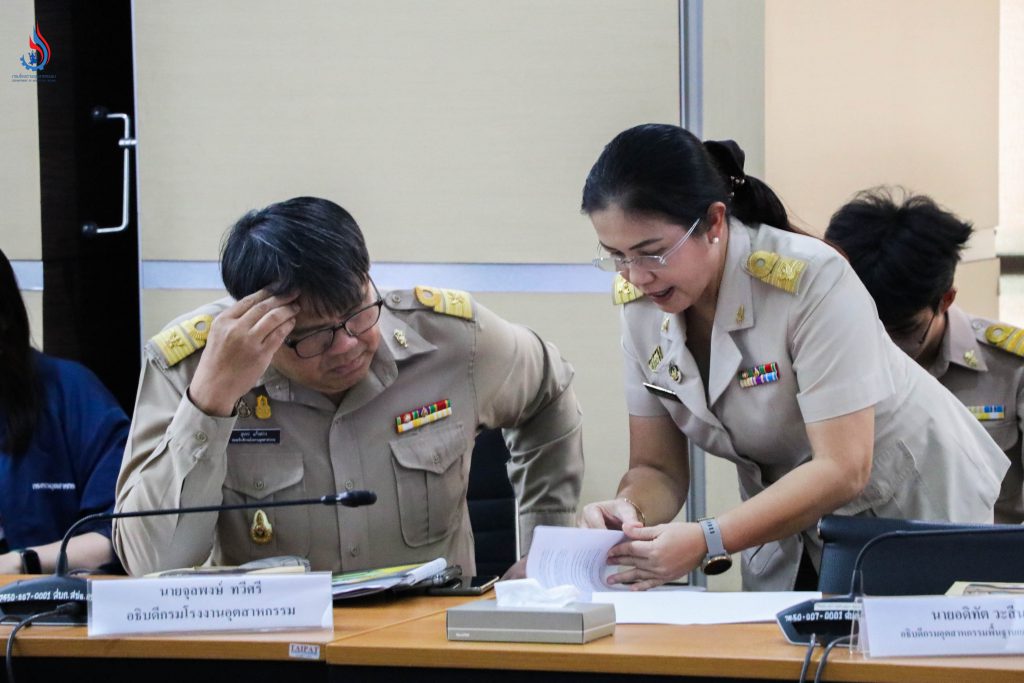 (ซ้าย-ขวา) นายสุนทร แก้วสว่าง รองอธิบดีกรมโรงงานอุตสาหกรรม และ นางสาวอารยา ไสลเพชร ผู้อำนวยการกองยุทธศาสตร์และแผนงาน 