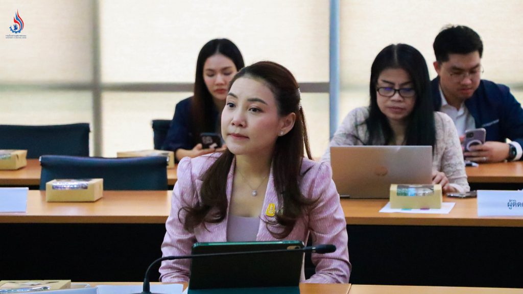 นางสาวไพลิน เทียนสุวรรณ เลขานุการรัฐมนตรีว่าการกระทรวง