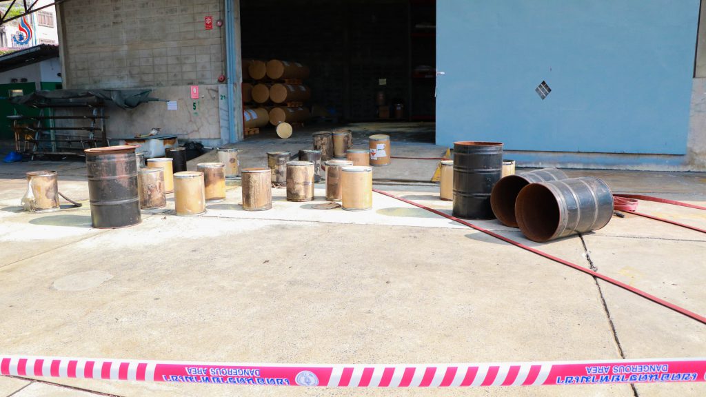 เคลื่อนย้ายถังสารเคมีในกลุ่มประเภทเดียวกันออกมาด้านนอกโกดังเพิ่มเติมอีกจำนวน 12 ถัง เพื่อป้องกันเหตุลุกลาม