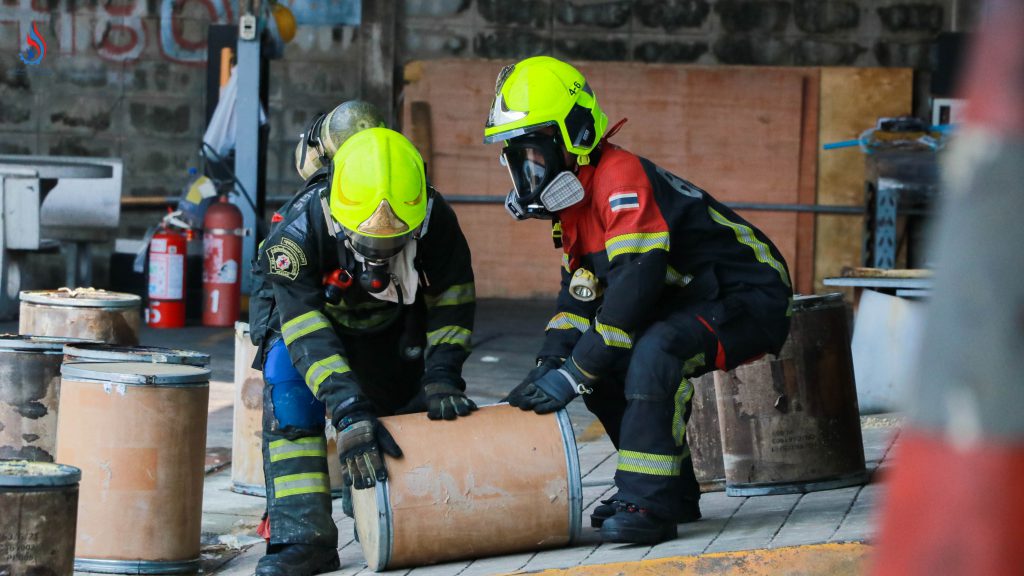ขณะดำเนินการสำรวจเปิดถังสารเคมี ได้เกิดไฟลุกไหม้ภายในถังสารเคมีที่เคลื่อนย้ายออกมา 