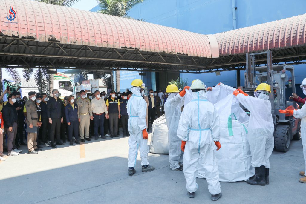 รองอธิบดีกรมโรงงานฯ ร่วมตรวจสอบกระบวนการขนย้ายกากตะกอนแร่แคดเมียม จากโรงงานเจแอนด์บี เมททอล สมุทรสาคร