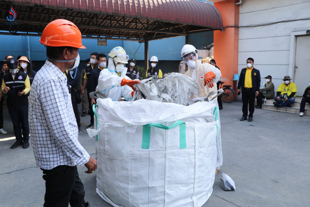 รองอธิบดีกรมโรงงานฯ ร่วมตรวจสอบกระบวนการขนย้ายกากตะกอนแร่แคดเมียม จากโรงงานเจแอนด์บี เมททอล สมุทรสาคร