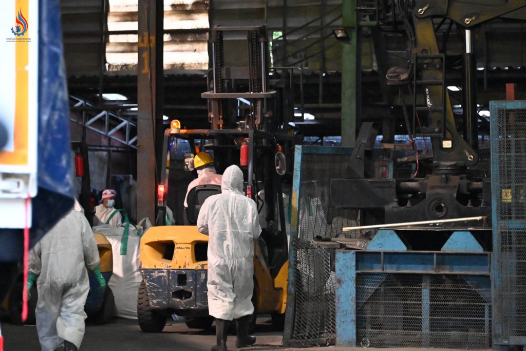 อธิบดีกรมโรงงานฯ ร่วมตรวจสอบกระบวนการขนย้ายกากตะกอนแร่แคดเมียม จากบริษัทล้อโลหะไทย กรุงเทพ