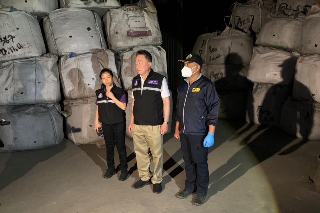 (จากซ้าย-ขวา) นางสาวอังศุมาลิน ฉัตรสุวรรณวารี อุตสาหกรรมจังหวัดชลบุรี, นายจุลพงษ์ ทวีศรี อธิบดีกรมโรงงานอุตสาหกรรม และเจ้าหน้าที่ บก.ปทส.