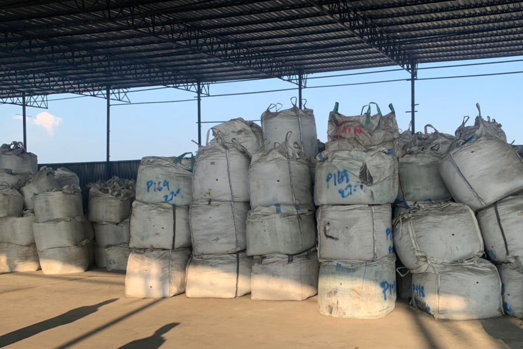 มีการเก็บของเสียอันตราย (กากแคดเมียม) ในบรรจุภัณฑ์มาตรฐานขนาดใหญ่ หรือ ถุงบิ๊กแบ็ค (Bigbag) อยู่ภายในอาคาร 2 หลัง จำนวนประมาณ 4,391.11 ตัน 