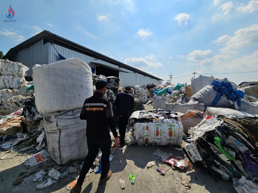 กรมโรงงานฯ นำทีมร่วมบุกตรวจค้นโรงงานเถื่อน ตามหมายศาลจังหวัดชลบุรี