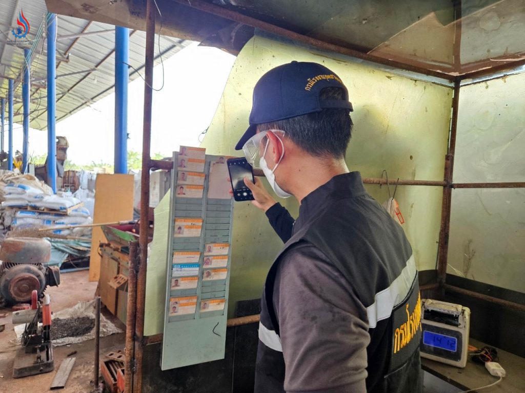 กรมโรงงานฯ นำทีมร่วมบุกตรวจค้นโรงงานเถื่อน ตามหมายศาลจังหวัดชลบุรี