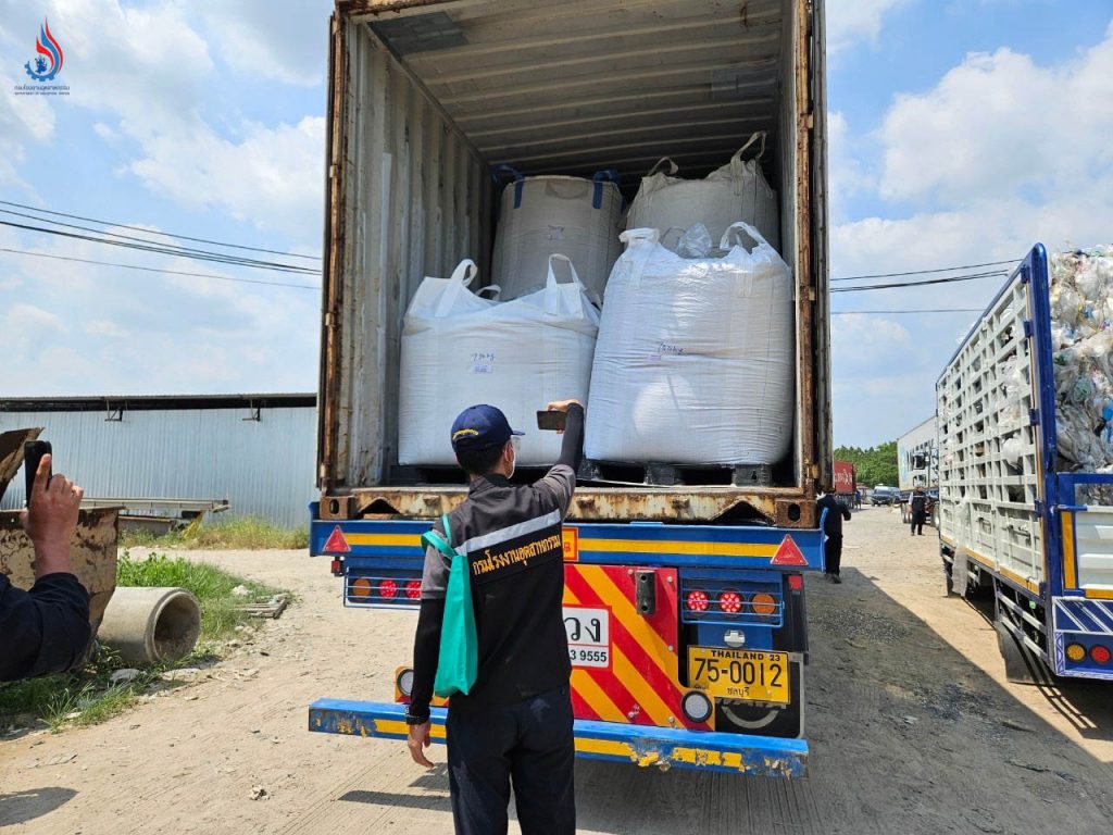 กรมโรงงานฯ นำทีมร่วมบุกตรวจค้นโรงงานเถื่อน ตามหมายศาลจังหวัดชลบุรี