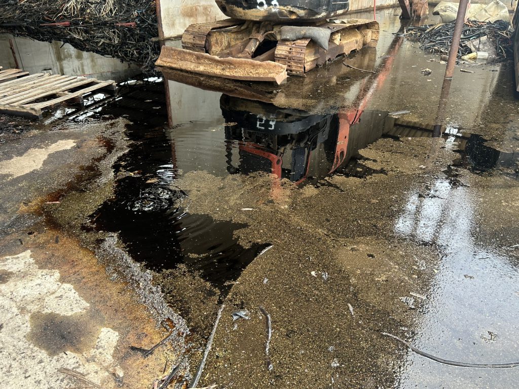 กรมโรงงานฯ ติดตามการจัดการน้ำปนเปื้อนกรดเสื่อมสภาพที่ไหลผสมกับน้ำที่ใช้ดับเพลิงโกดังภาชี พร้อมเตรียมเข้าร้องทุกข์กล่าวโทษเพื่อให้มีการสืบสวนคดีต่อไป