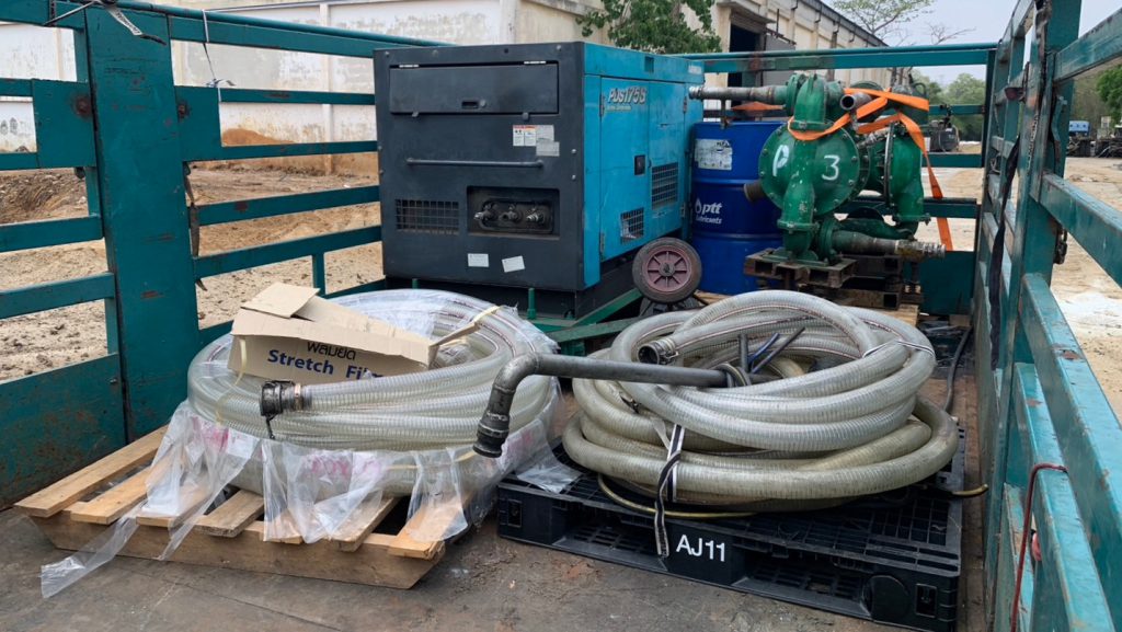 กลุ่มจัดการสิ่งแวดล้อม สภาอุตฯ สนับสนุนทีมงานพร้อมอุปกรณ์สูบน้ำกรดบริเวณบ่อดินหน้าโกดังภาชีเป็นการเร่งด่วน ก่อนฤดูฝนจะมาถึง