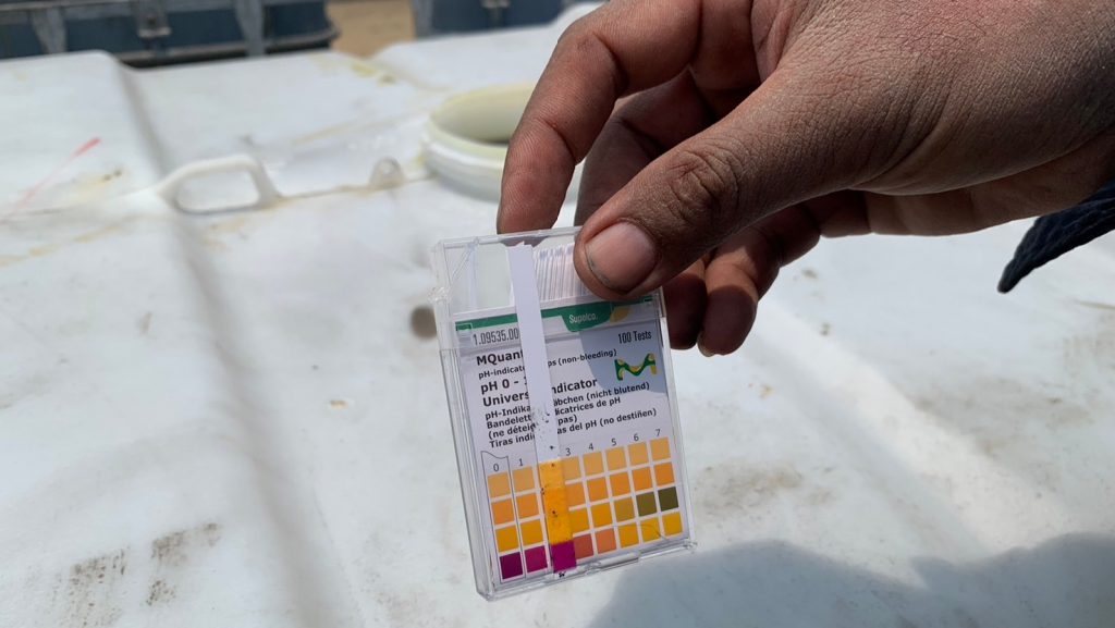 น้ำในบ่อดิน มีค่าเป็นกรด