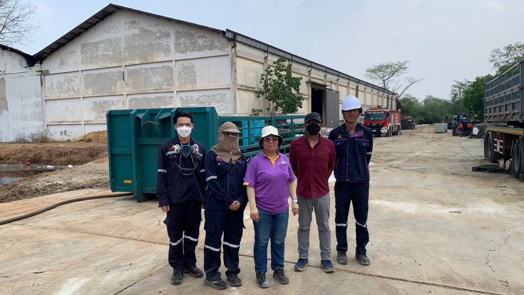 สภาอุตฯ สนับสนุนทีมงานพร้อมอุปกรณ์สูบน้ำกรดบริเวณบ่อดินหน้าโกดังภาชีเป็นการเร่งด่วน ก่อนฤดูฝนจะมาถึง