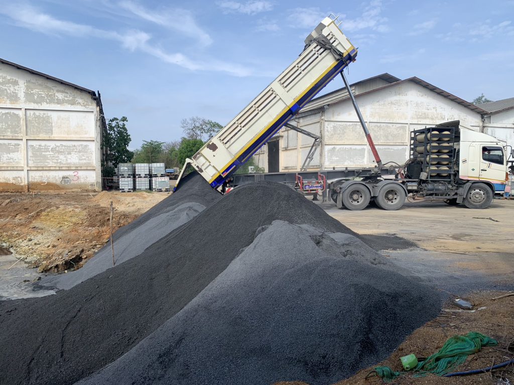 กรมโรงงานฯ รับ หินฝุ่น ปรับเสถียรบ่อน้ำกรดและร่องน้ำท้ายโกดังภาชี ที่ โรงโม่หินจากสระบุรี จัดส่งให้ พร้อมบันทึกประจำวันไว้เป็นหลักฐาน