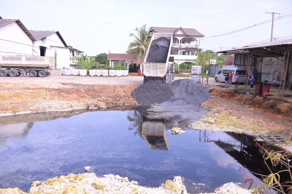 กรมโรงงานฯ รับ หินฝุ่น ปรับเสถียรบ่อน้ำกรดและร่องน้ำท้ายโกดังภาชี ที่ โรงโม่หินจากสระบุรี จัดส่งให้ พร้อมบันทึกประจำวันไว้เป็นหลักฐาน