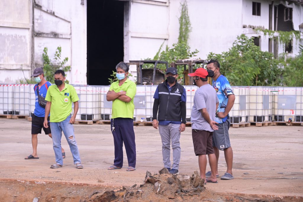 กรมโรงงานฯ รับ หินฝุ่น ปรับเสถียรบ่อน้ำกรดและร่องน้ำท้ายโกดังภาชี ที่ โรงโม่หินจากสระบุรี จัดส่งให้ พร้อมบันทึกประจำวันไว้เป็นหลักฐาน