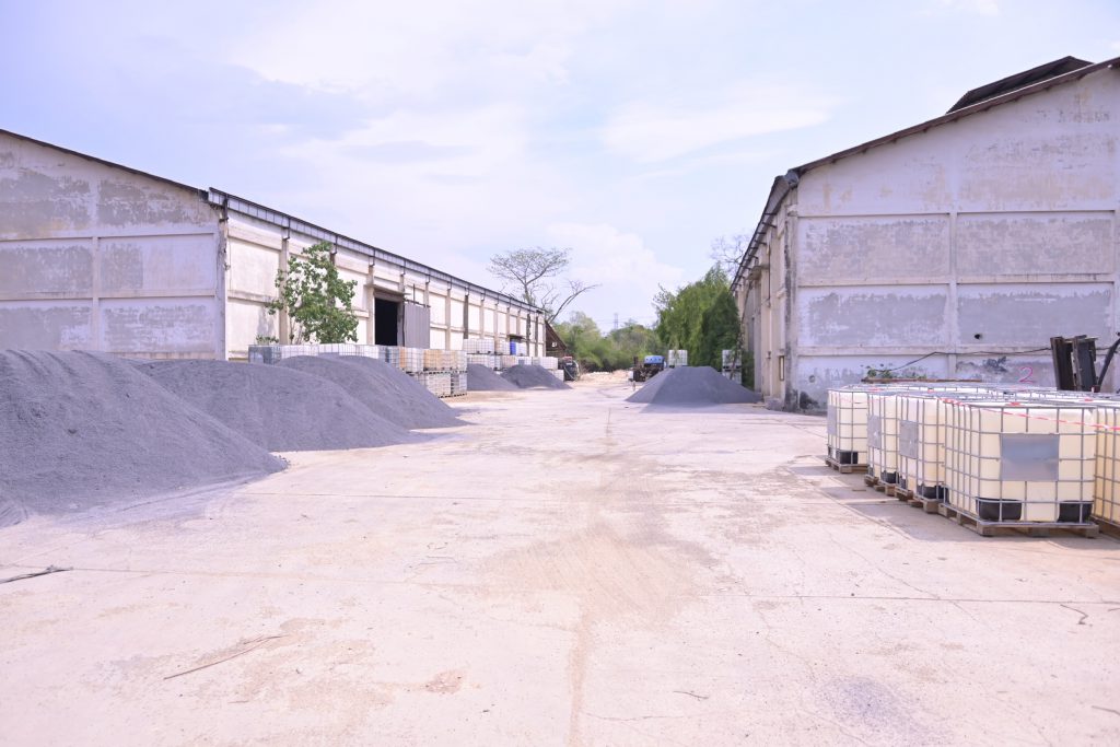 กรมโรงงานฯ รับ หินฝุ่น ปรับเสถียรบ่อน้ำกรดและร่องน้ำท้ายโกดังภาชี ที่ โรงโม่หินจากสระบุรี จัดส่งให้ พร้อมบันทึกประจำวันไว้เป็นหลักฐาน