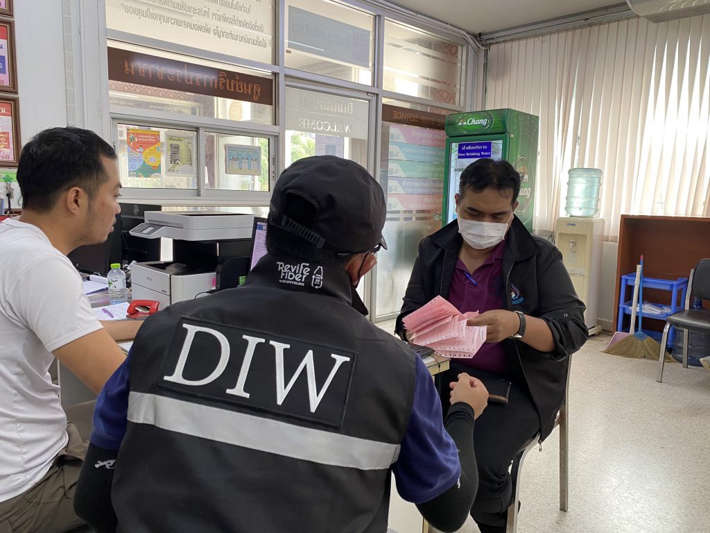 กรมโรงงานฯ รับ หินฝุ่น ปรับเสถียรบ่อน้ำกรดและร่องน้ำท้ายโกดังภาชี ที่ โรงโม่หินจากสระบุรี จัดส่งให้ พร้อมบันทึกประจำวันไว้เป็นหลักฐาน