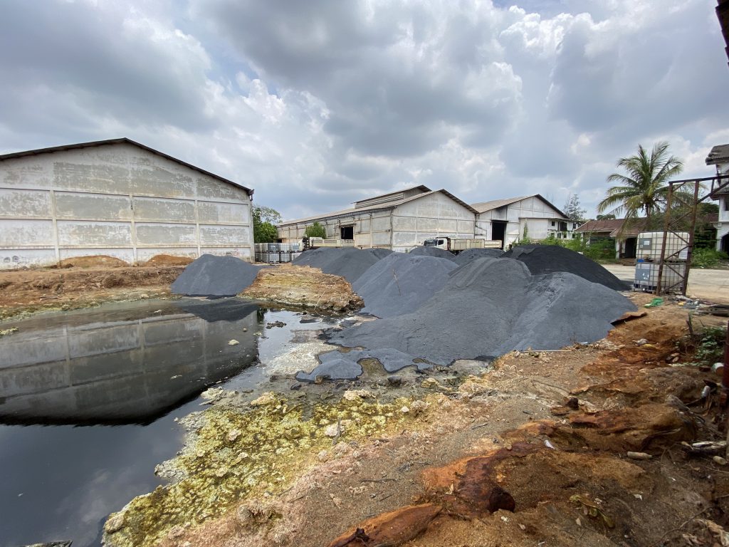 กรมโรงงานฯ รับ หินฝุ่น ปรับเสถียรบ่อน้ำกรดและร่องน้ำท้ายโกดังภาชี ที่ โรงโม่หินจากสระบุรี จัดส่งให้ พร้อมบันทึกประจำวันไว้เป็นหลักฐาน