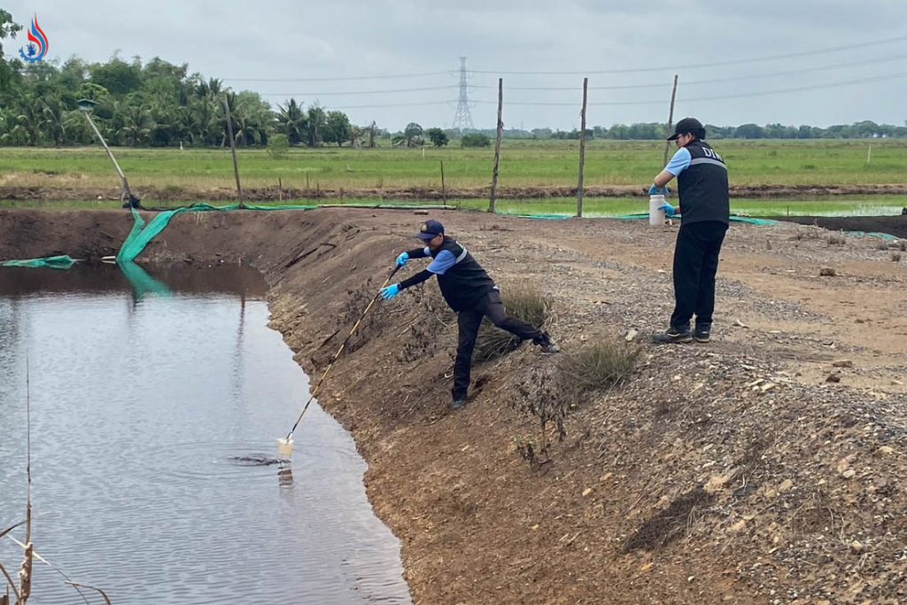 เจ้าหน้าที่กรมโรงงานฯ ยังได้ลงพื้นที่เก็บตัวอย่างดินและน้ำปนเปื้อนที่มีสภาพเป็นกรดไปตรวจสอบ จำนวน 5 จุด