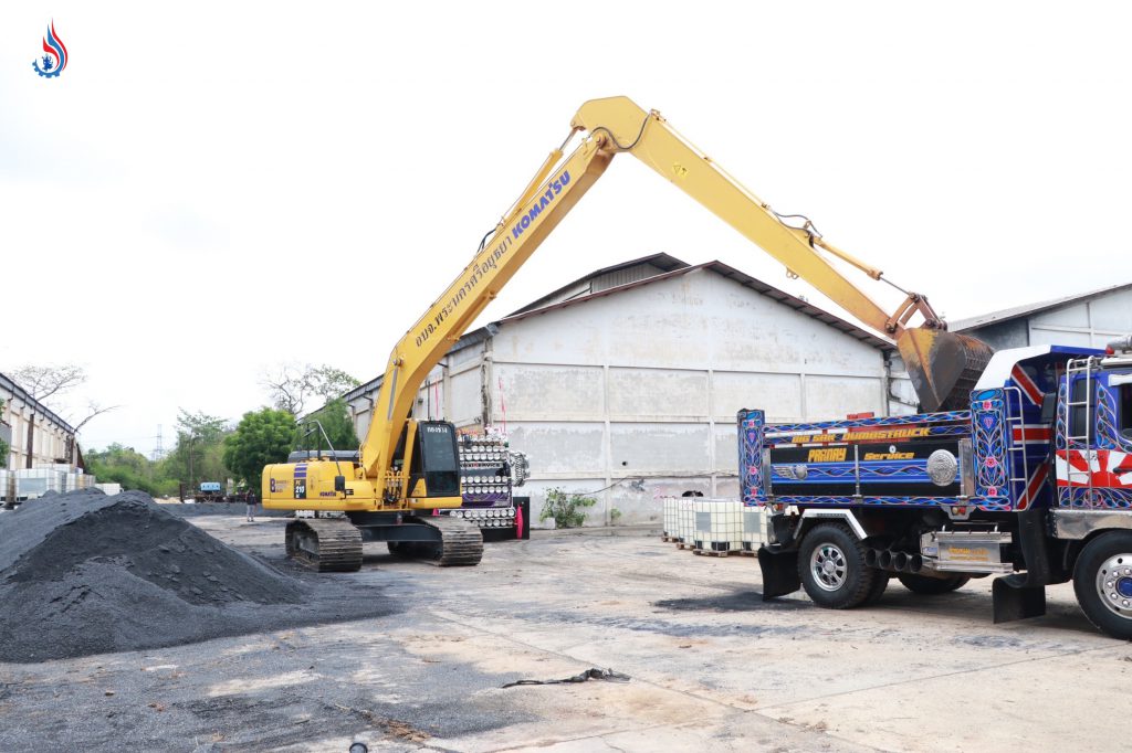 รถบรรทุก 6 ล้อ ไปขน หินฝุ่น และ ปูนขาว ที่กรมโรงงานฯ จัดหาเเละเก็บสต๊อกไว้ที่โกดังภาชี นำมาถมเพื่อปรับเสถียรของน้ำกรด และป้องกันการไหลของน้ำช่วงเวลาฝนตกที่หน้าบริษัท