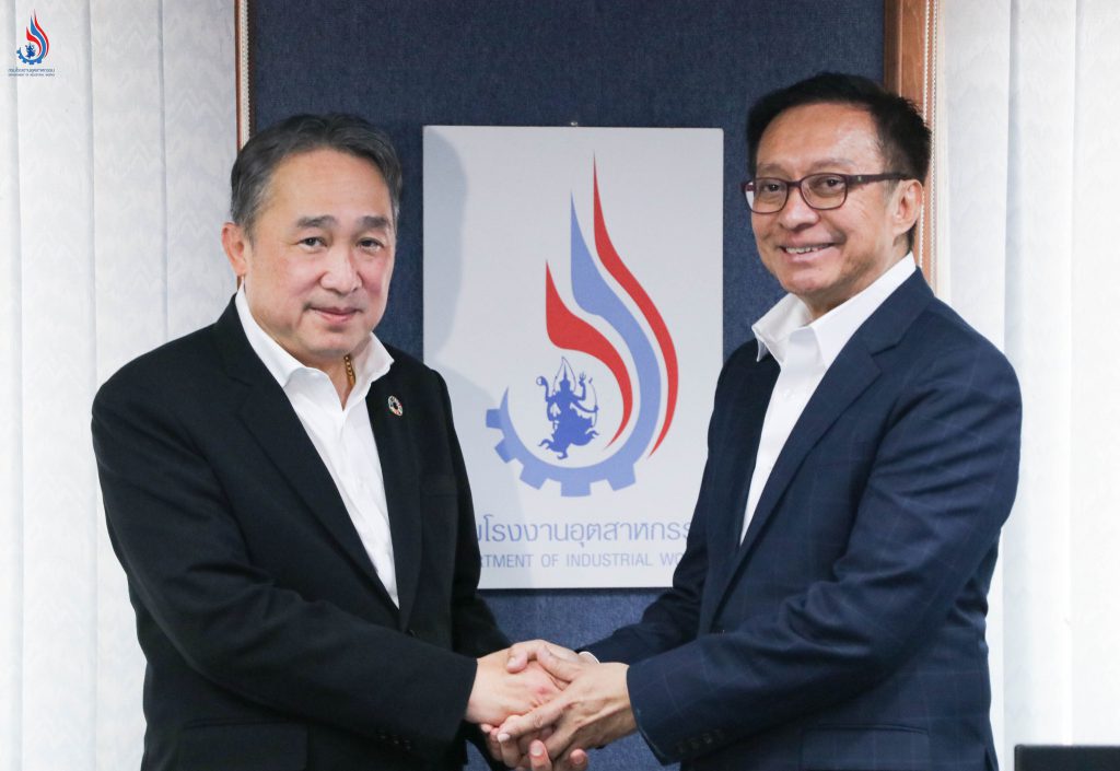 (ซ้าย-ขวา) นายจุลพงษ์ ทวีศรี อธิบดีกรมโรงงานอุตสาหกรรม และ นายอิศเรศ รัตนดิลก ณ ภูเก็ต รองประธานสภาอุตสาหกรรมแห่งประเทศไทย