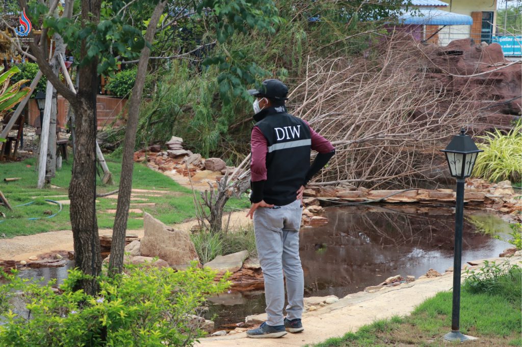 เจ้าหน้าที่กรมโรงงานฯ ยังได้ลงพื้นที่เก็บตัวอย่างดินและน้ำปนเปื้อนที่มีสภาพเป็นกรดไปตรวจสอบ จำนวน 5 จุด