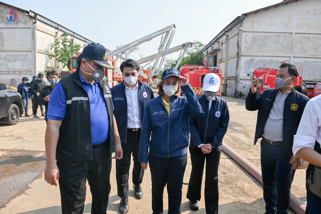 รองอธิบดีกรมโรงงานฯ ร่วมลงพื้นที่โกดังที่เกิดเพลิงไหม้พร้อม นางสาวพิมพ์ภัทรา วิชัยกุล รัฐมนตรีว่าการกระทรวงอุตสาหกรรม เพื่อตรวจติดตามสถานการณ์เพลิงไหม้ และแนวทางการแก้ปัญหากากอุตสาหกรรม ในพื้นที จ.พระนครศรีอยุธยา