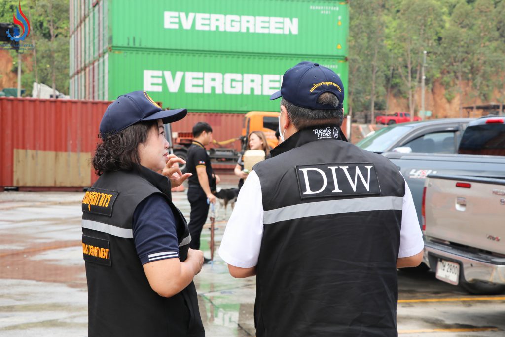 กรมโรงงานฯ ตรวจร่วมศุลกากรแหลมฉบัง อายัด 21 ตู้คอนเทนเนอร์ ไม่นำออกภายใน 30 วัน