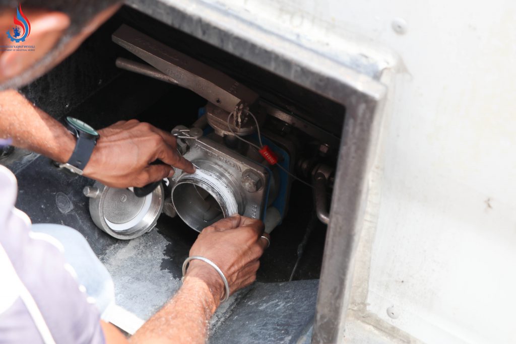 กรมโรงงานฯ ตรวจร่วมศุลกากรแหลมฉบัง อายัด 21 ตู้คอนเทนเนอร์ ไม่นำออกภายใน 30 วัน