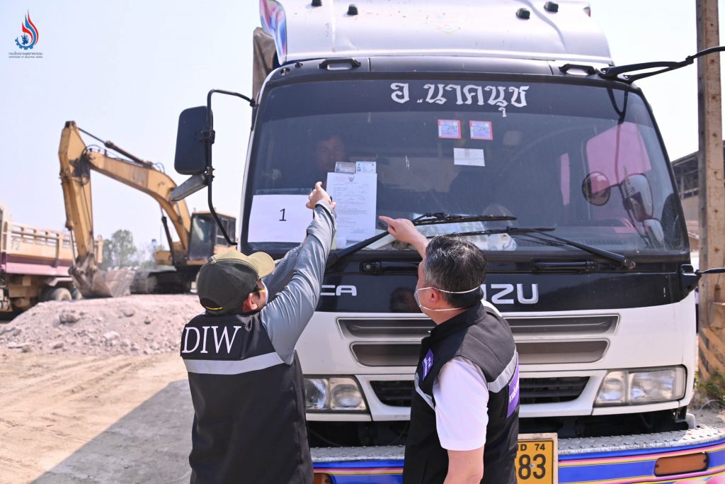 แคดเมียม!! ขบวนรถแรกถึง จ.ตาก แล้ว อธิบดีกรมโรงงานฯ ร่วมตรวจติดตามการขนย้าย