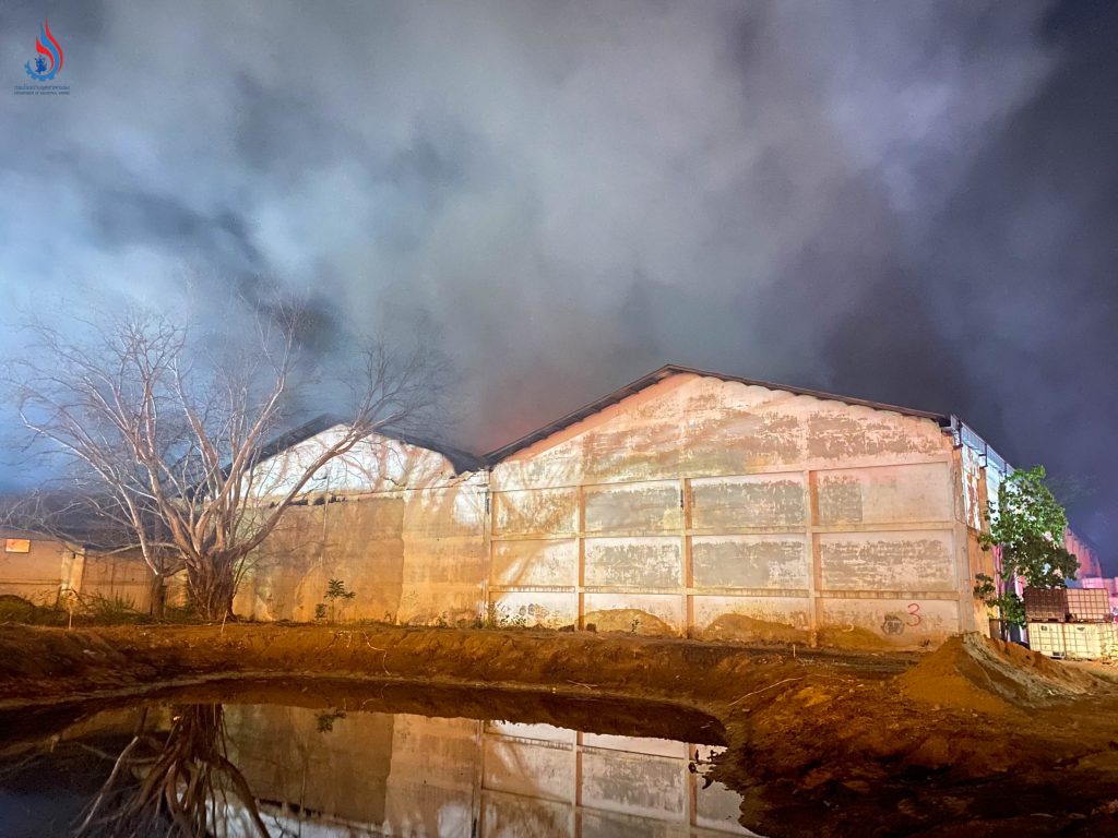 อธิบดีกรมโรงงานฯ ลงพื้นที่ตรวจติดตามเหตุเพลิงไหม้ซ้ำ โกดังเก่าภาชี อยุธยา