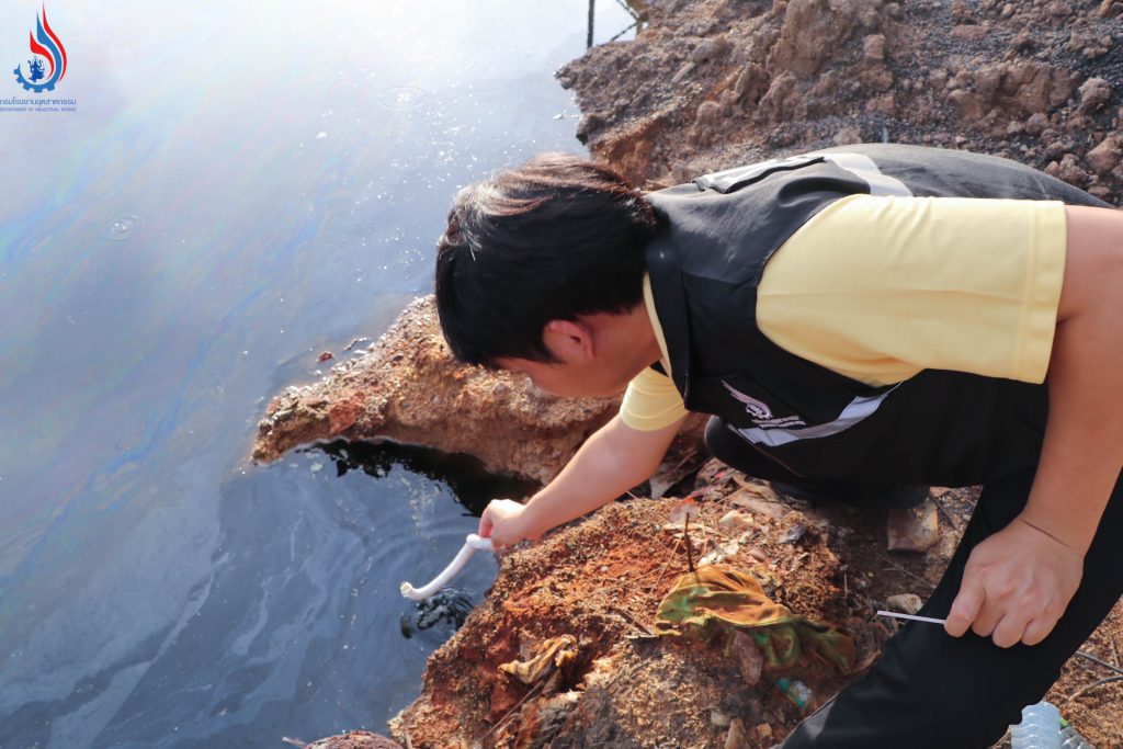 แอ่งน้ำปนเปื้อนสารเคมีที่เจิ่งนองบริเวณหน้าสำนักงาน และริมถนนของบริษัทฯ สามารถวัดค่าเบื้องต้นได้ pH = 1-2 มีค่าความเป็นกรดเข้มข้น