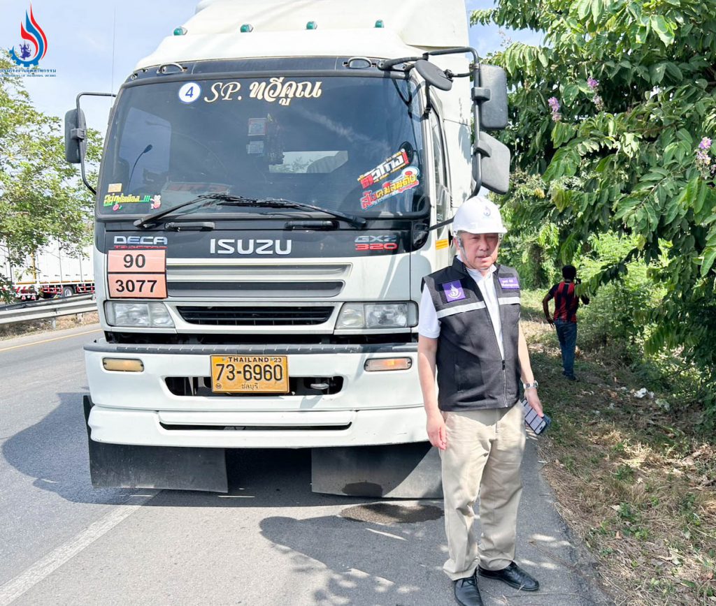 อธิบดีกรมโรงงานฯ จับโป๊ะ ใบ วอ.8 ปลอม ขนวัตถุอันตราย ถุงแตกร่วงกราวริมถนนเพชรเกษม