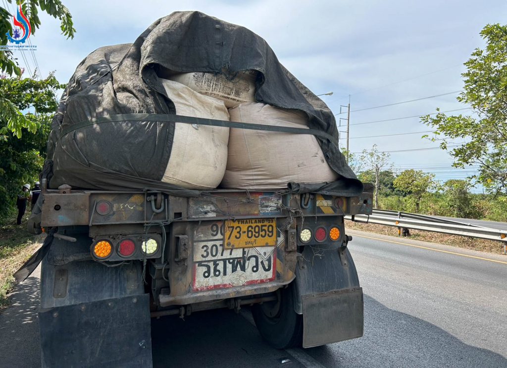 อธิบดีกรมโรงงานฯ จับโป๊ะ ใบ วอ.8 ปลอม ขนวัตถุอันตราย ถุงแตกร่วงกราวริมถนนเพชรเกษม