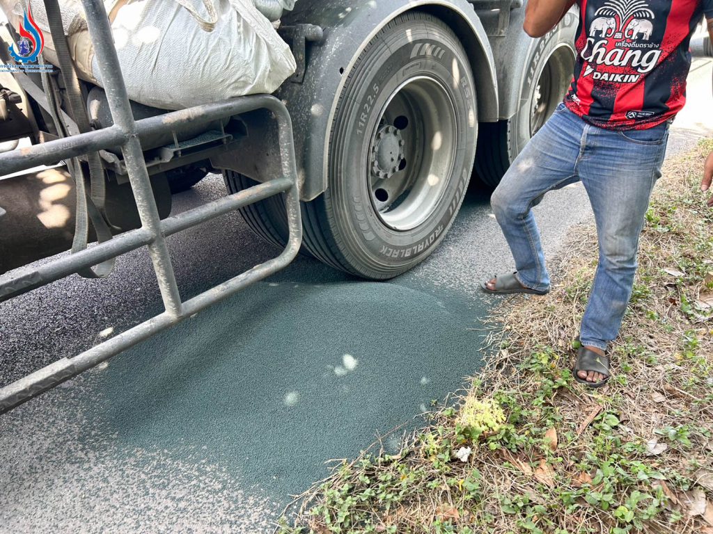 อธิบดีกรมโรงงานฯ จับโป๊ะ ใบ วอ.8 ปลอม ขนวัตถุอันตราย ถุงแตกร่วงกราวริมถนนเพชรเกษม